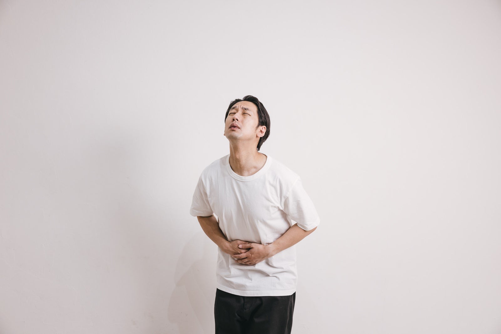 「胃腸炎で苦しむ男性」の写真［モデル：大川竜弥］