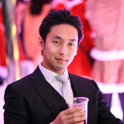 黒いスーツにグレーのネクタイを締めた男性の写真