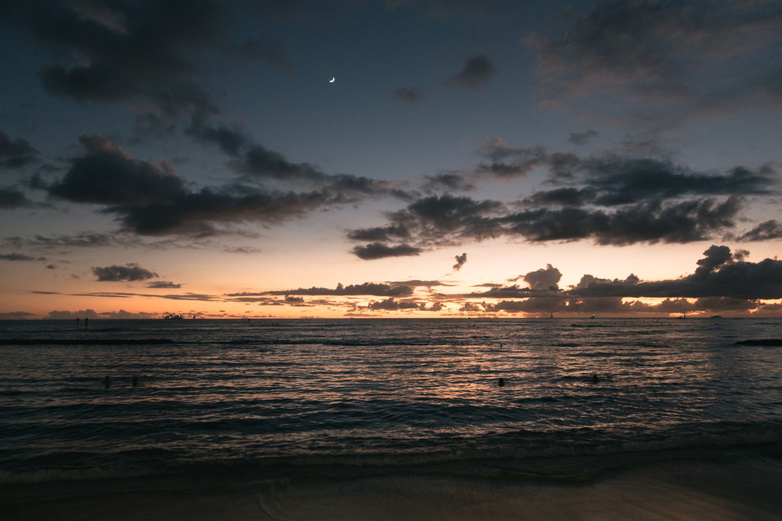 「日が沈む海に夕焼け」の写真