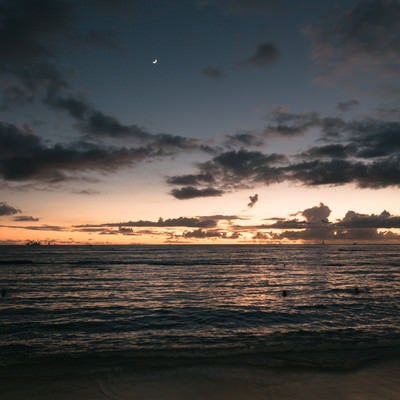日が沈む海に夕焼けの写真