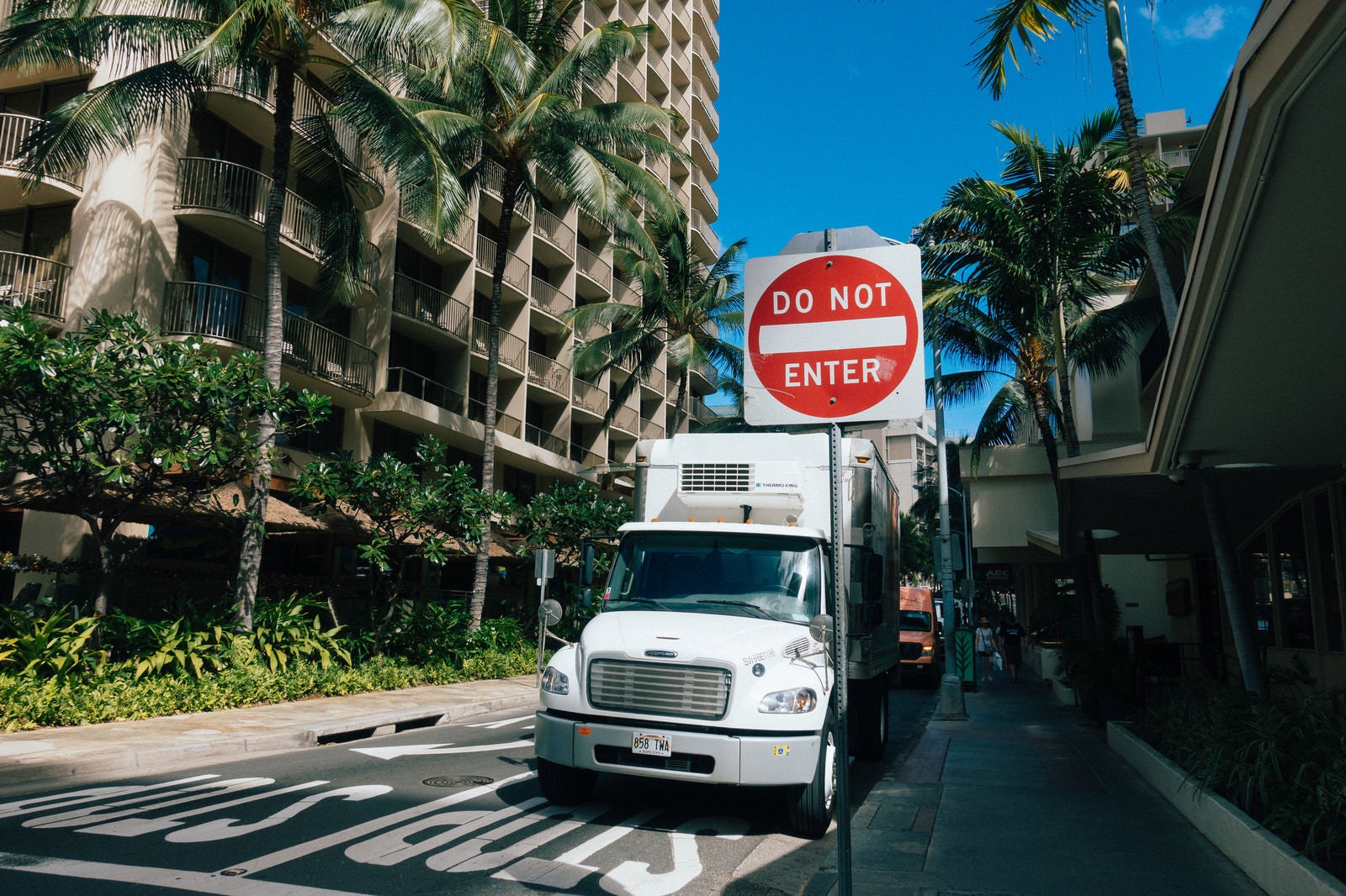「ハワイの道路標識と停車する大型トレーラー」の写真
