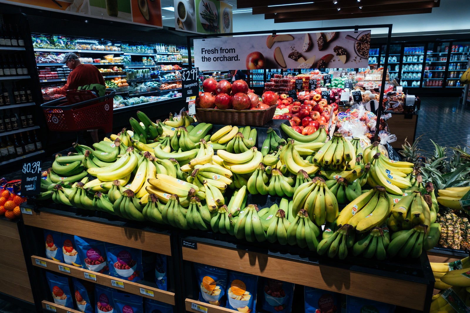 「赤いリンゴと青いバナナの果物コーナー」の写真