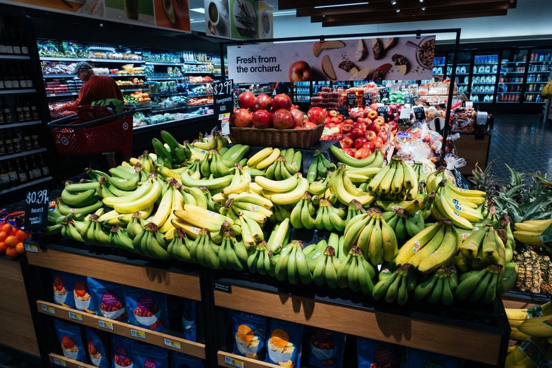 赤いリンゴと青いバナナの果物コーナーの写真