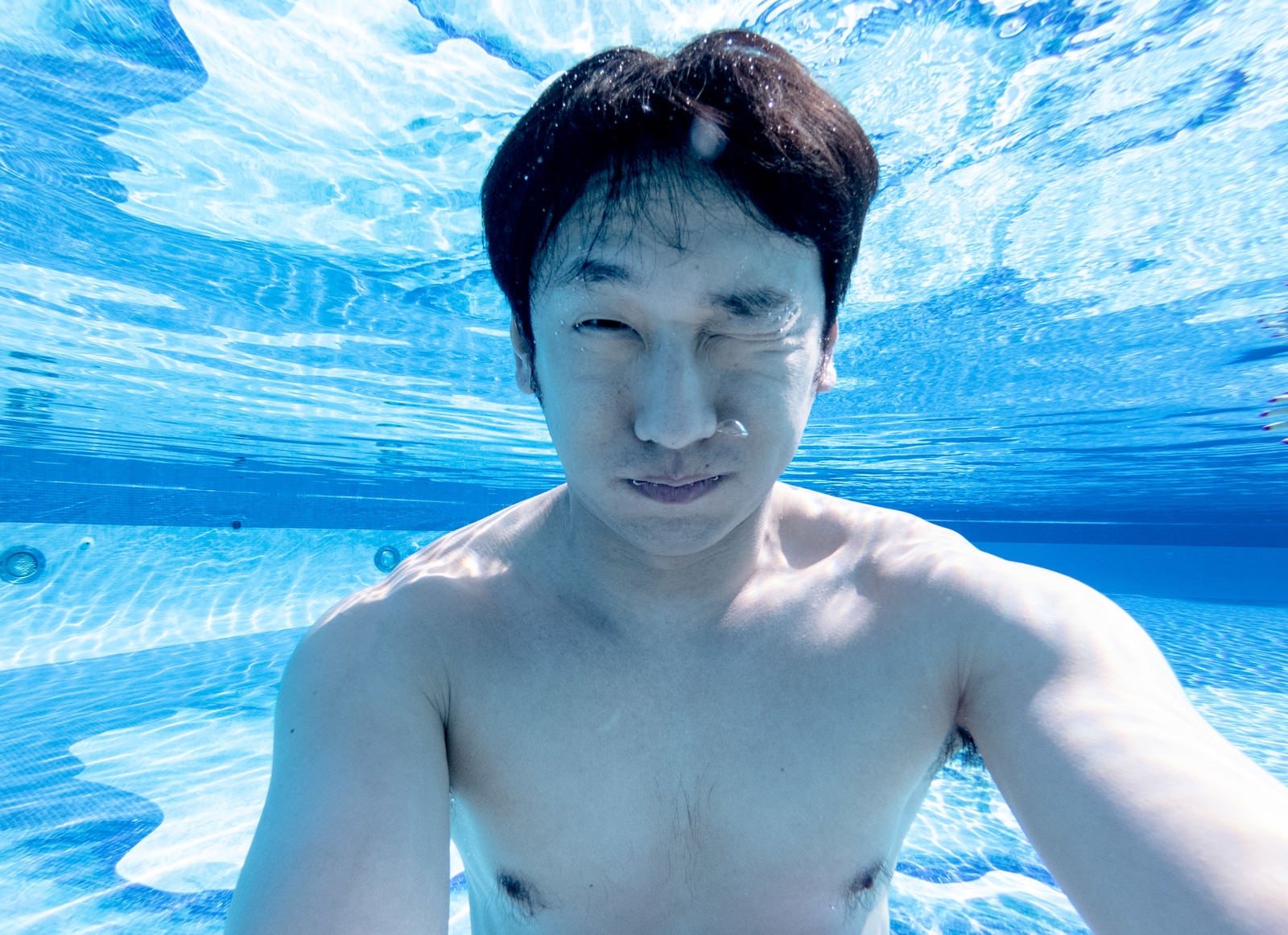 「プールに潜って自撮りをするおのぼりさん」の写真［モデル：大川竜弥］