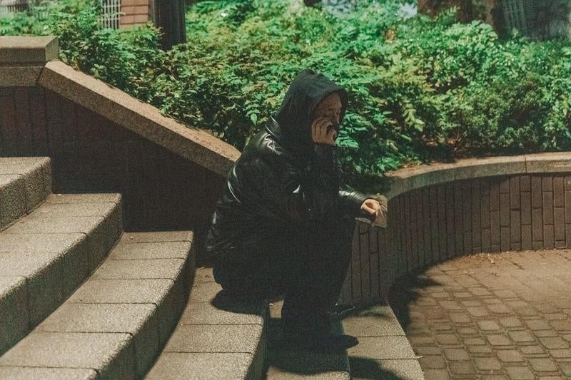 ここで白と落ち合うんですね？階段で通話する黒いパーカーの人物