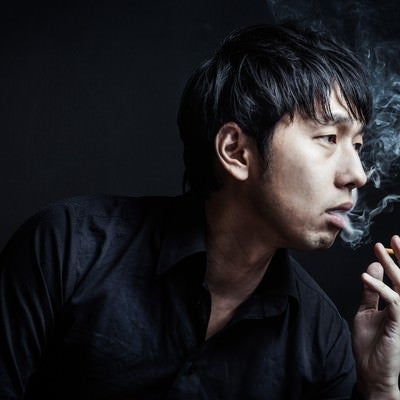 「あんた、イカサマしただろ？」と煙を吐く昭和の雀士の写真