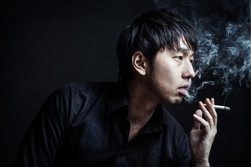 「あんた、イカサマしただろ？」と煙を吐く昭和の雀士の写真