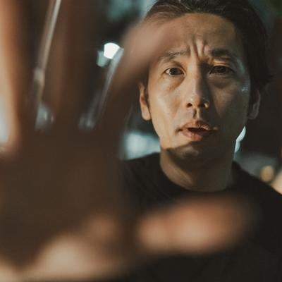 この人体調が急に悪くなってしゃがんでいる私に「大丈夫ですか？」って言って身体に触ろうとしてきたんですの写真