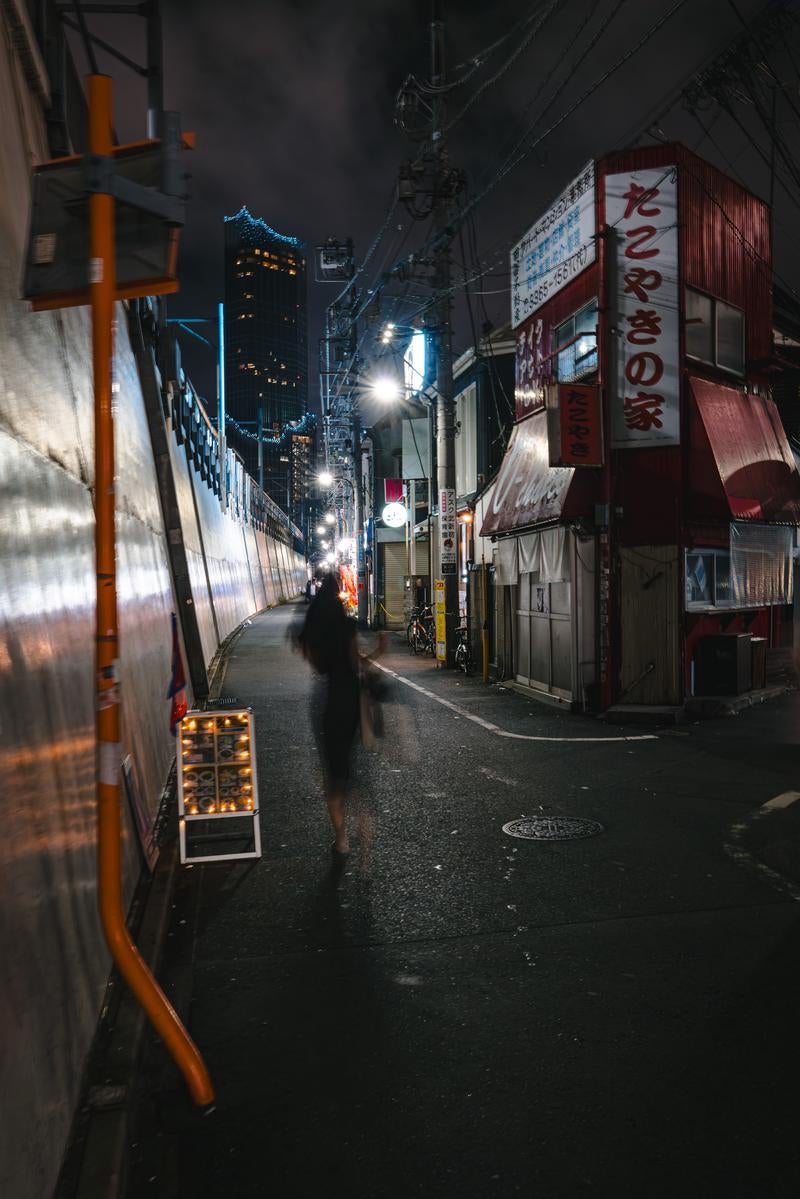 「夜の新宿区百人町１丁目付近」の写真