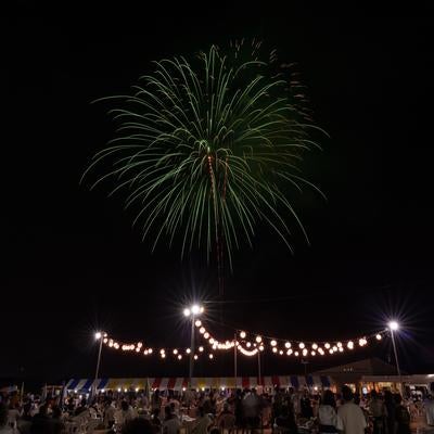 夜空を照らす大玉村の花火の写真