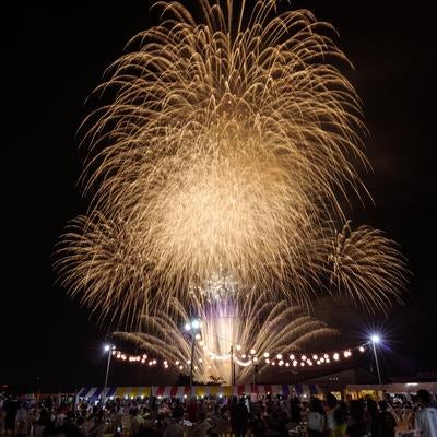 夏祭りの打上げ花火、大玉村花火大会の夜空の写真