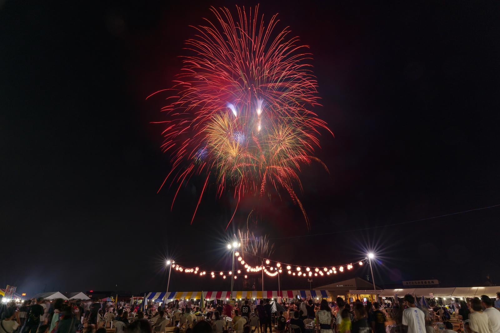 「大玉村の夜を彩る、夏祭りの打上げ花火の幻想的な光景」の写真