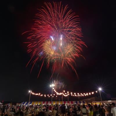 大玉村の夜を彩る、夏祭りの打上げ花火の幻想的な光景の写真