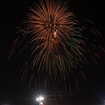 大玉村の打上げ花火、夏祭りの光跡の写真