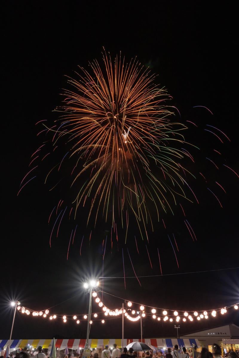 「大玉村の打上げ花火、夏祭りの光跡」の写真