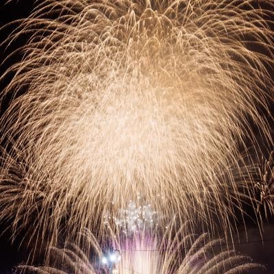 大玉村夏祭りのフィナーレ、打ち上げ花火とスパークによる光のショーの写真