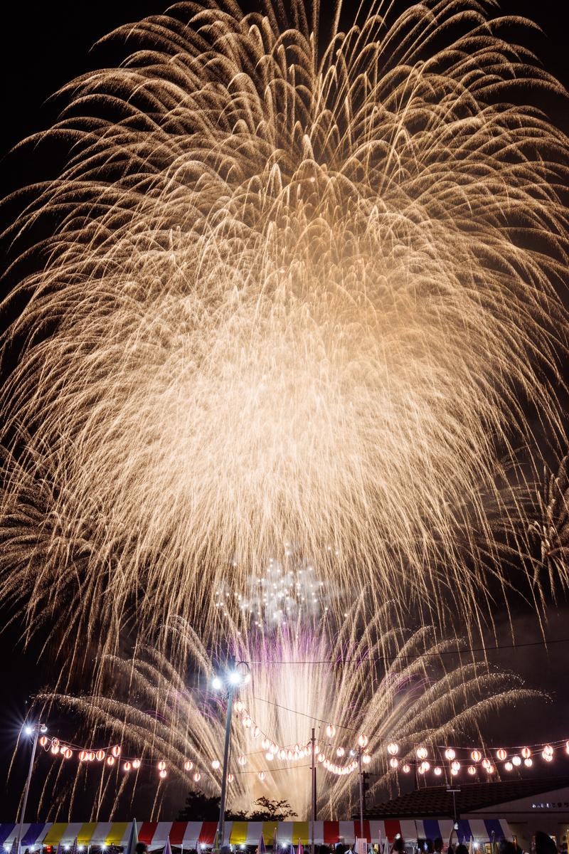 「大玉村夏祭りのフィナーレ、打ち上げ花火とスパークによる光のショー」の写真