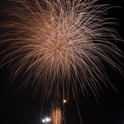 大玉村花火大会の煌めき、打ち上げ花火が彩る夜空の写真