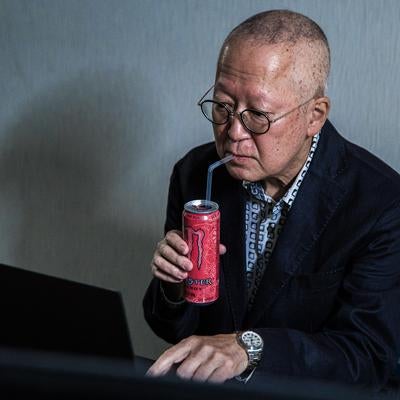 ピンモン飲んで残業がんばる高齢者の素材