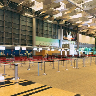 閑散としたシンガポール空港の写真