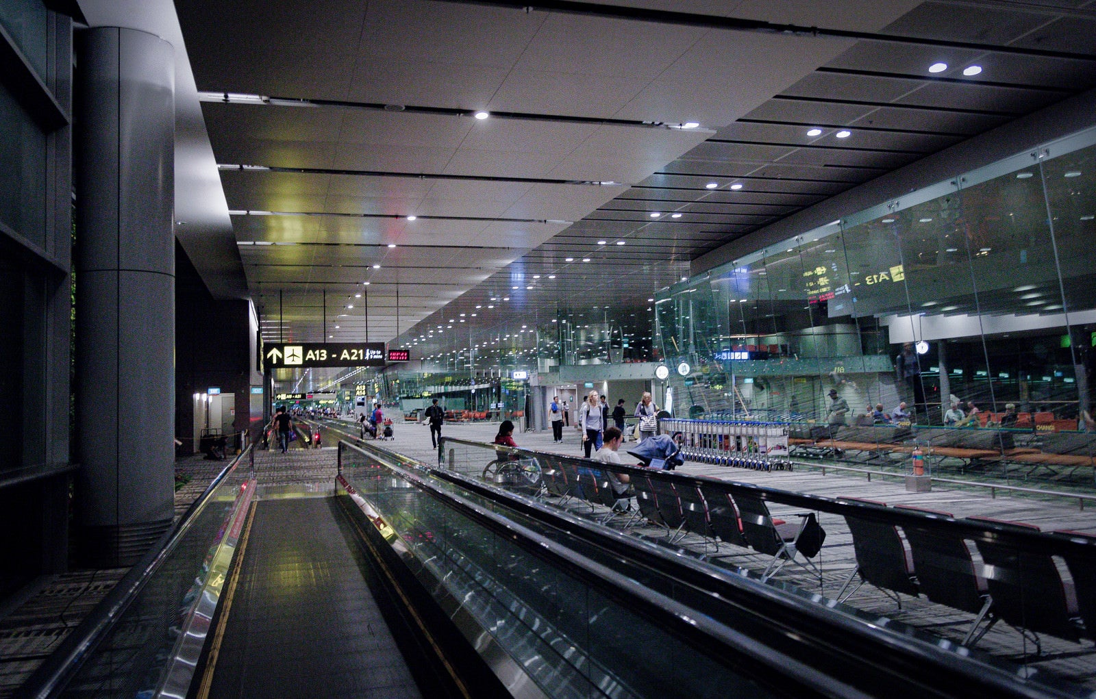 「空港内の動く歩道（水平型エスカレーター）」の写真