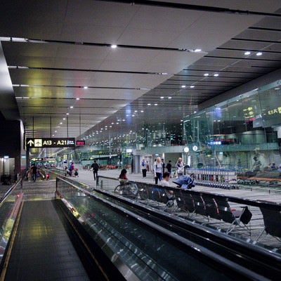 空港内の動く歩道（水平型エスカレーター）の写真