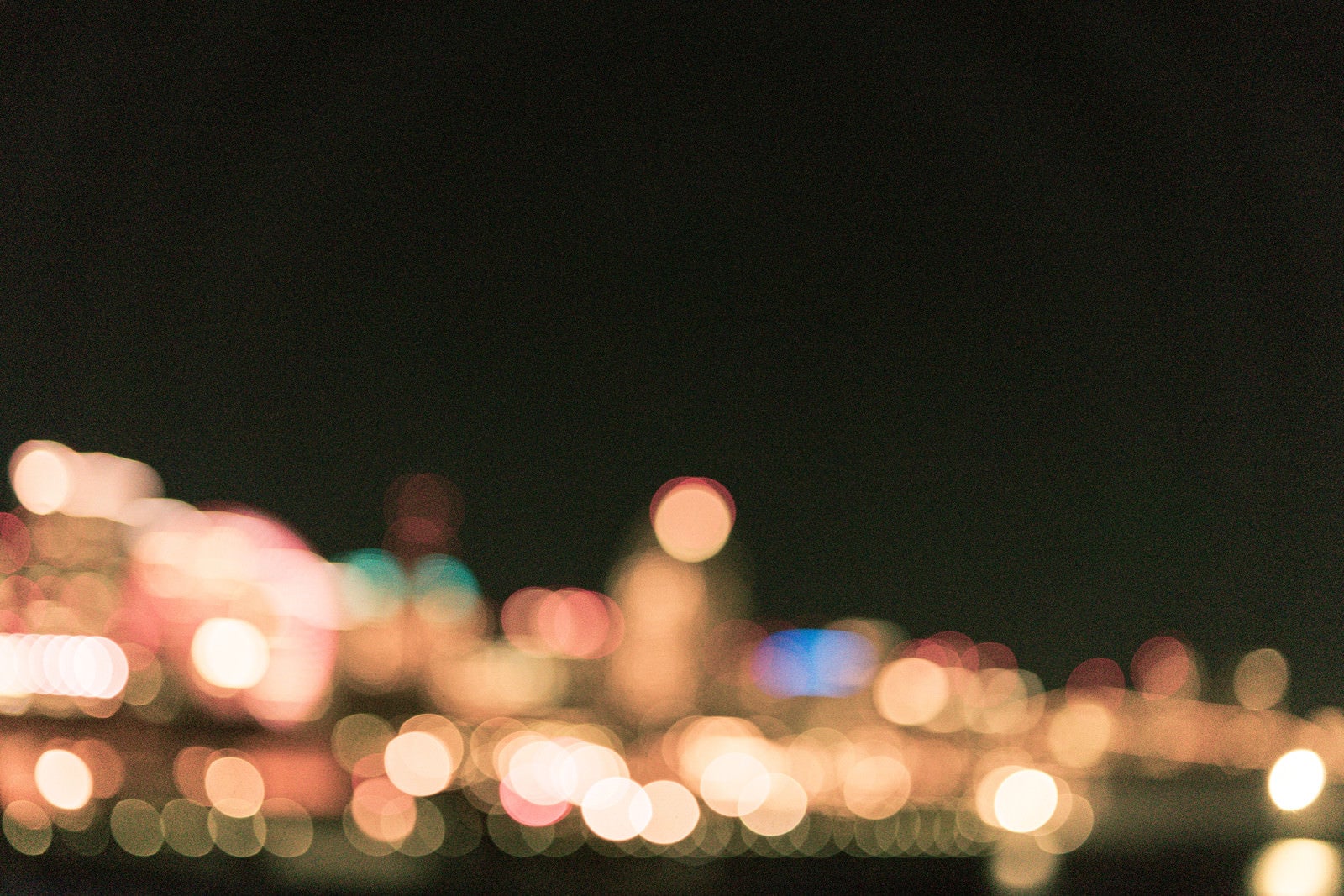 「眠らない街の灯り」の写真