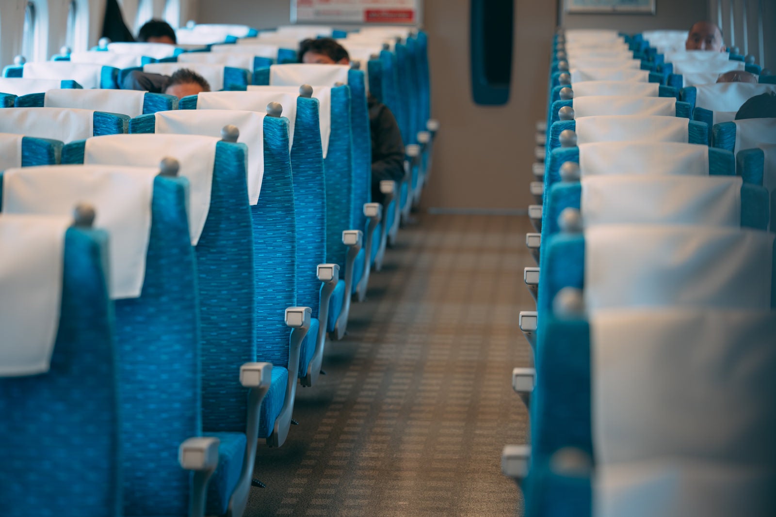 「空いた新幹線の車内」の写真