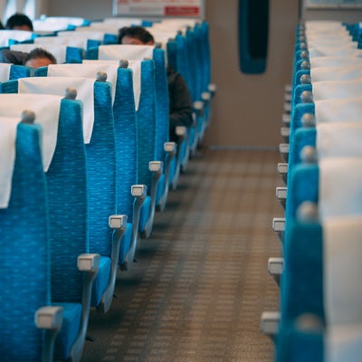 空いた新幹線の車内の写真
