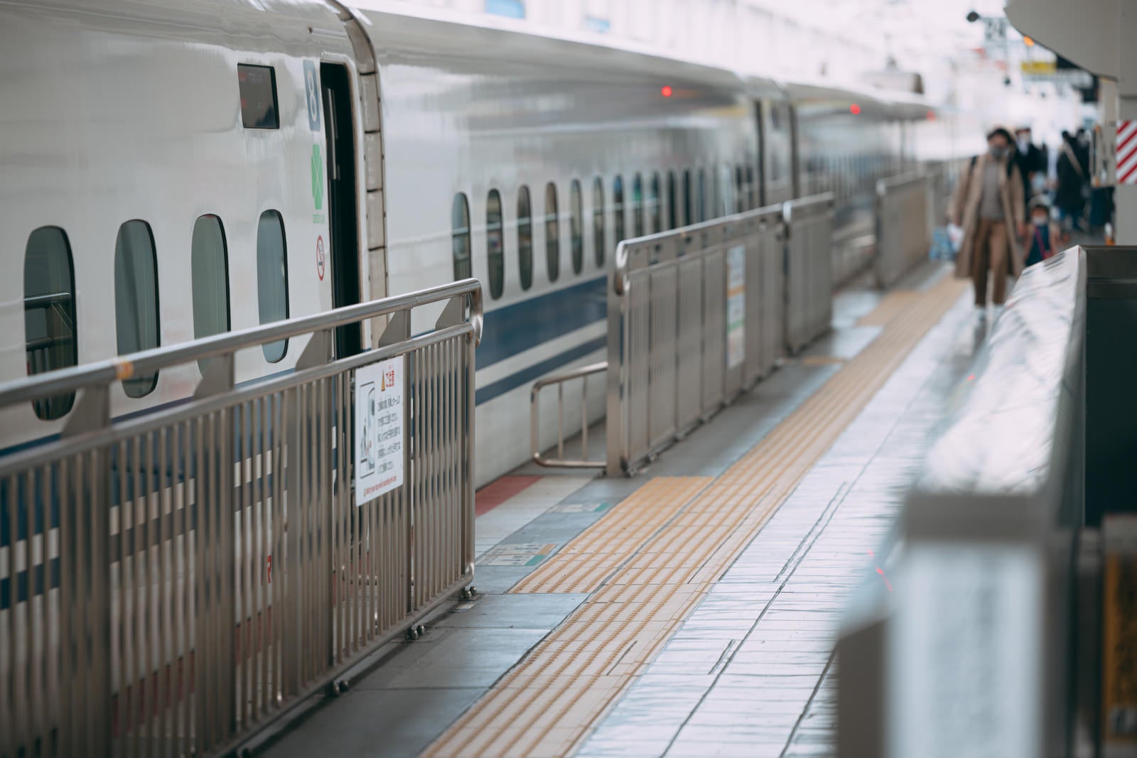 「新幹線が停車するホーム」の写真