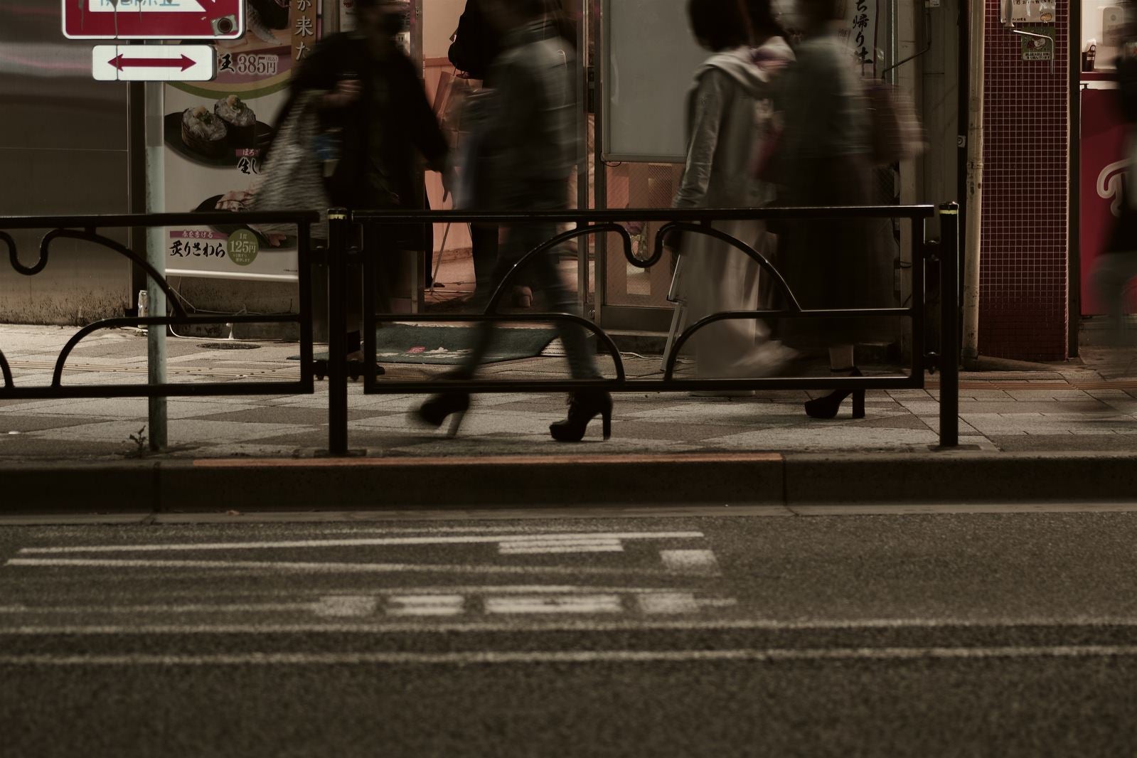 「歩道を行き交う人々の足元」の写真