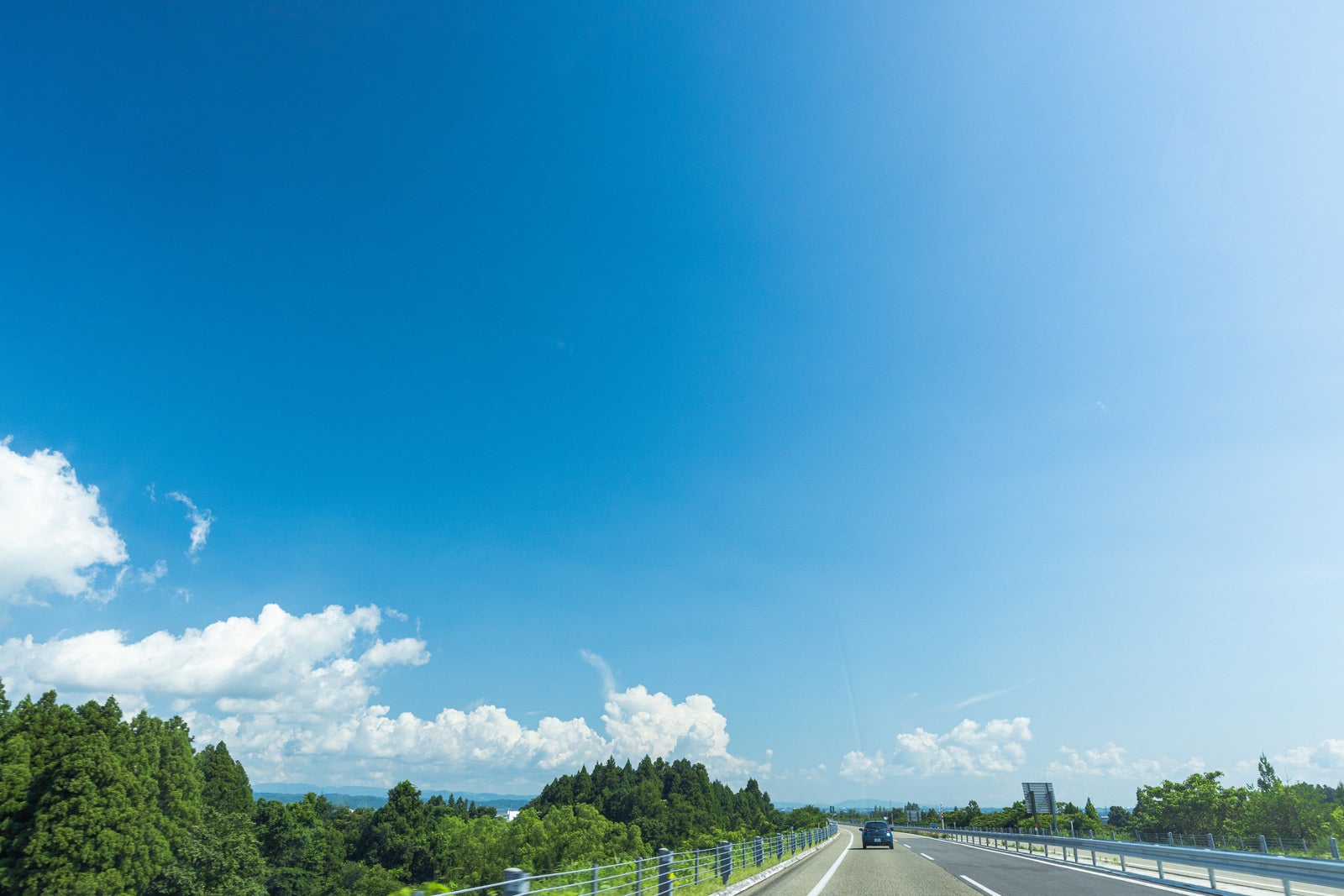 「青空の中、高速道路を走行する」の写真