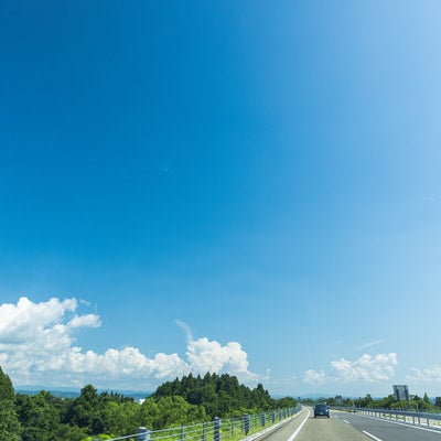 青空の中、高速道路を走行するの写真