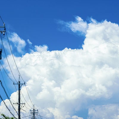 電柱と大きな入道雲の写真
