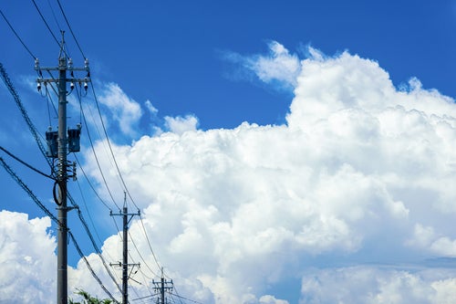 電柱と大きな入道雲の写真