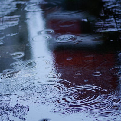 雨天時の水溜りの波紋の写真