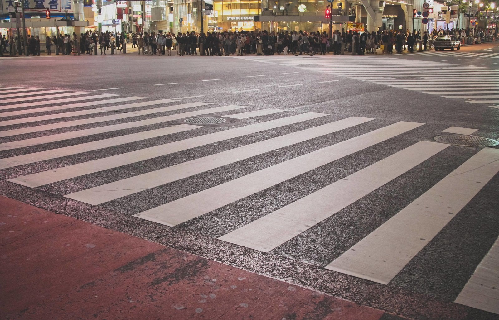 「渋谷のスクランブル交差点で信号待ち」の写真
