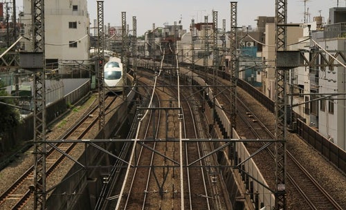 都会を走る電車の写真