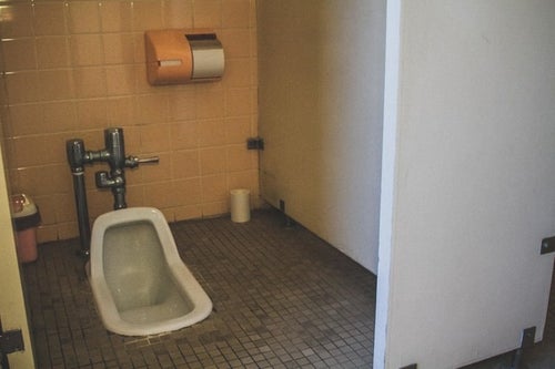 不気味な和式トイレの写真