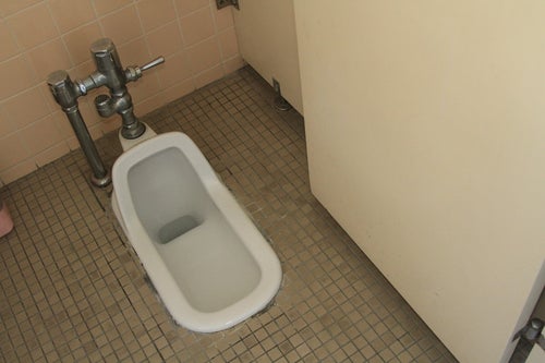 使われなくなった和式トイレの写真