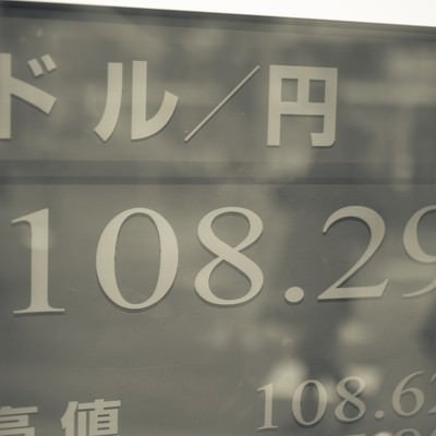 パネルに表示されたドル/円の写真