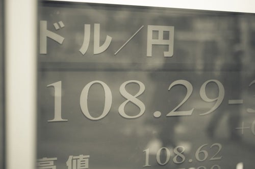 パネルに表示されたドル/円の写真