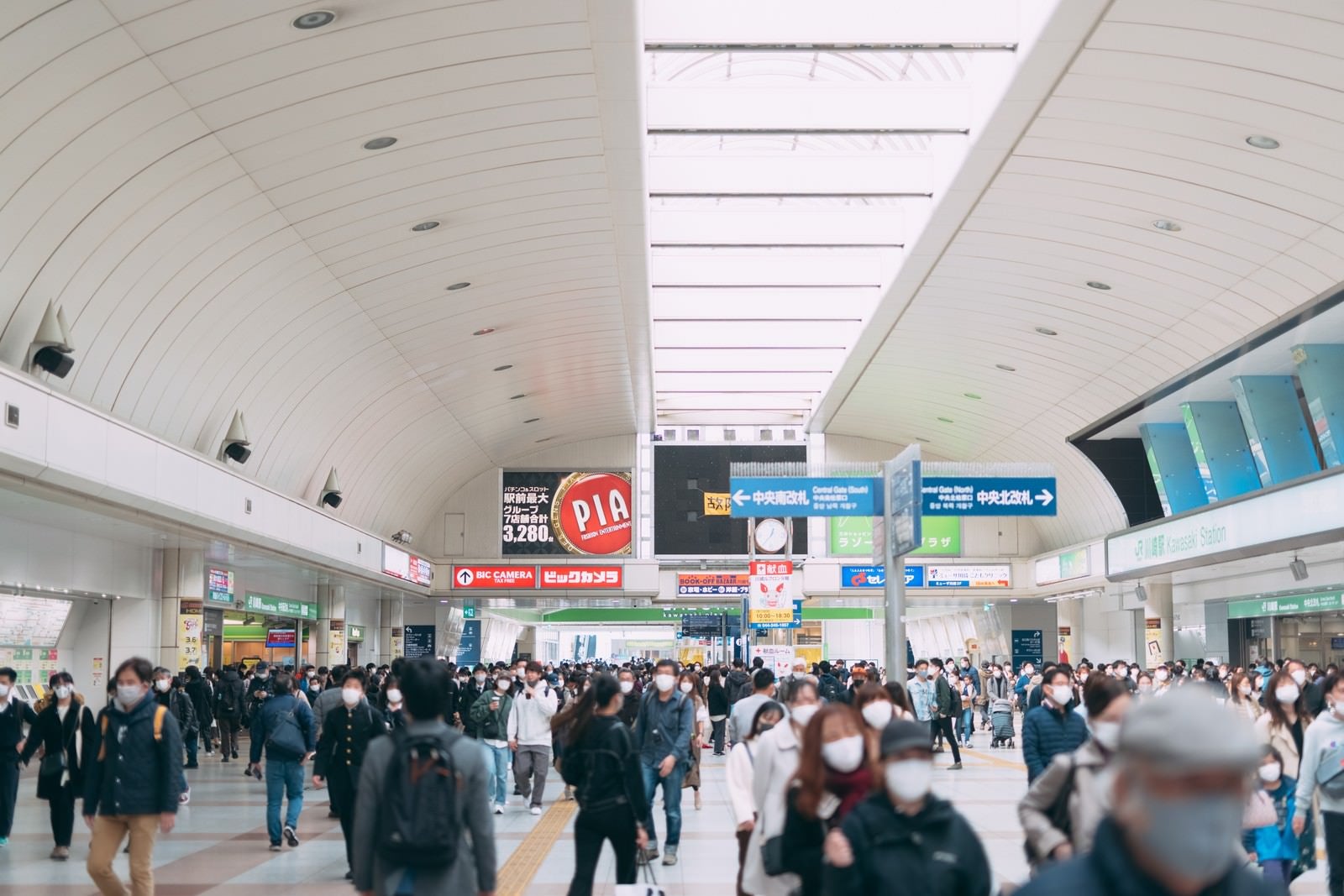 「人で混み合うJR川崎駅改札前」の写真