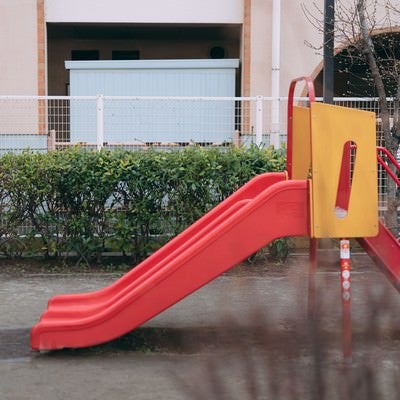 公園にある低年齢児用滑り台の写真