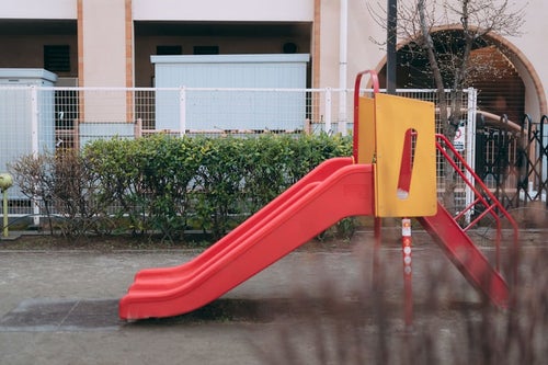 公園にある低年齢児用滑り台の写真