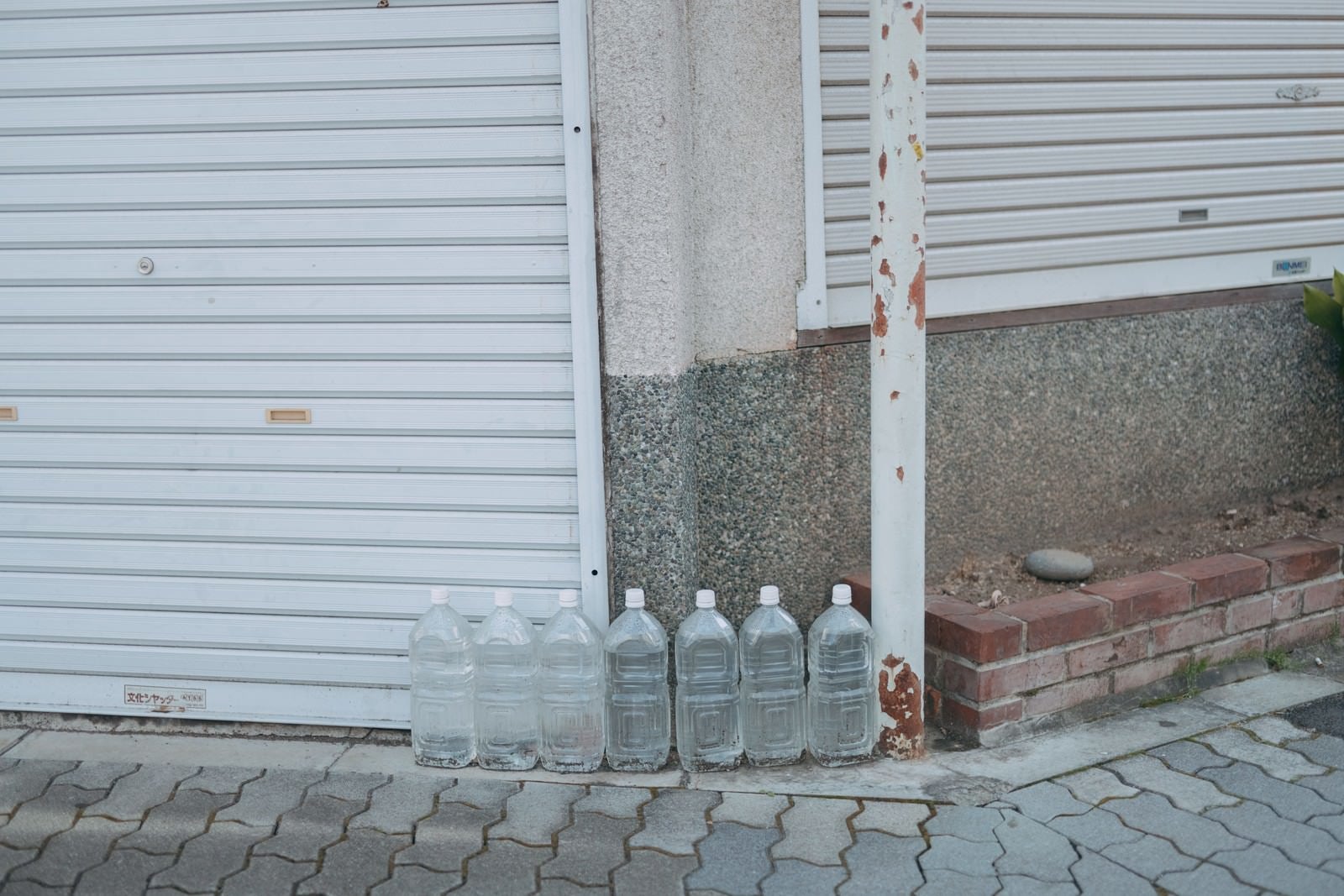 「街角に置かれた猫除けのペットボトル」の写真