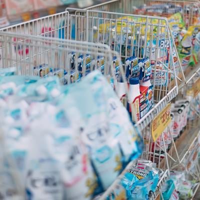 薬局の特売品コーナーに陳列された洗剤とカビキラーの写真