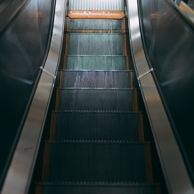 幅の狭い自動階段（エスカレーター）の写真