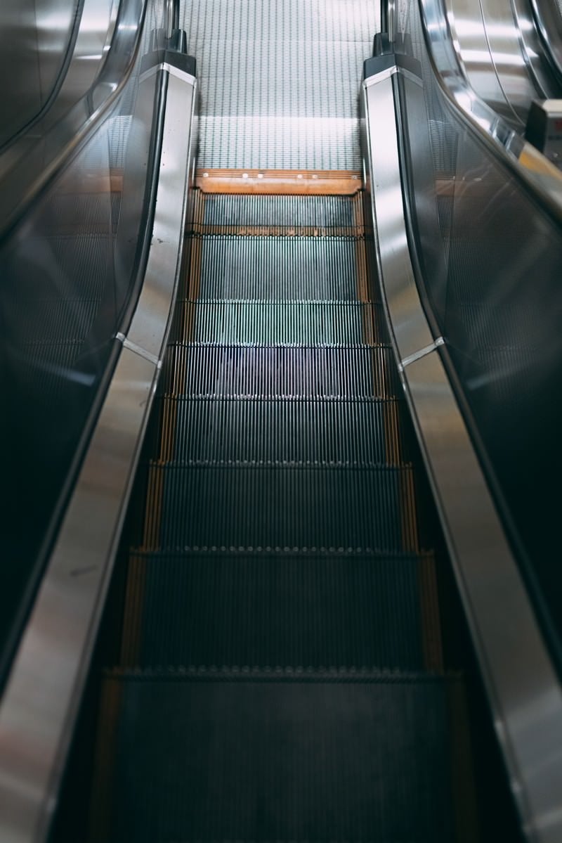 「幅の狭い自動階段（エスカレーター）」の写真