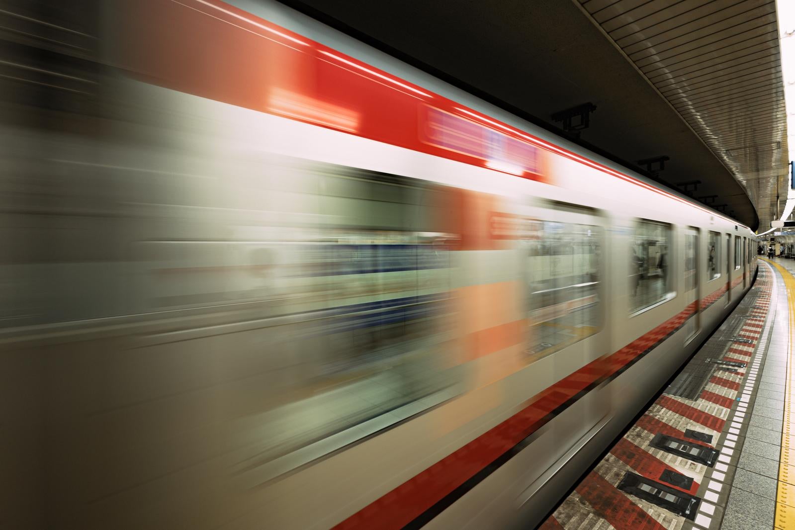 「猛スピードで走り抜ける通貨列車（京急）」の写真